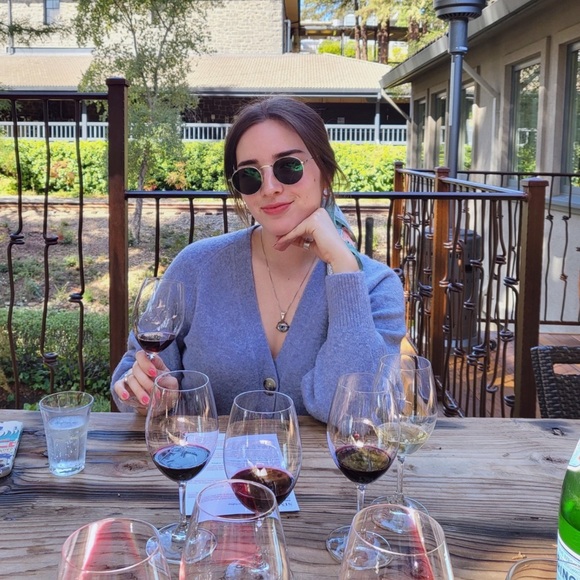 Meet your Posher, Iris - Picture 2 of 3